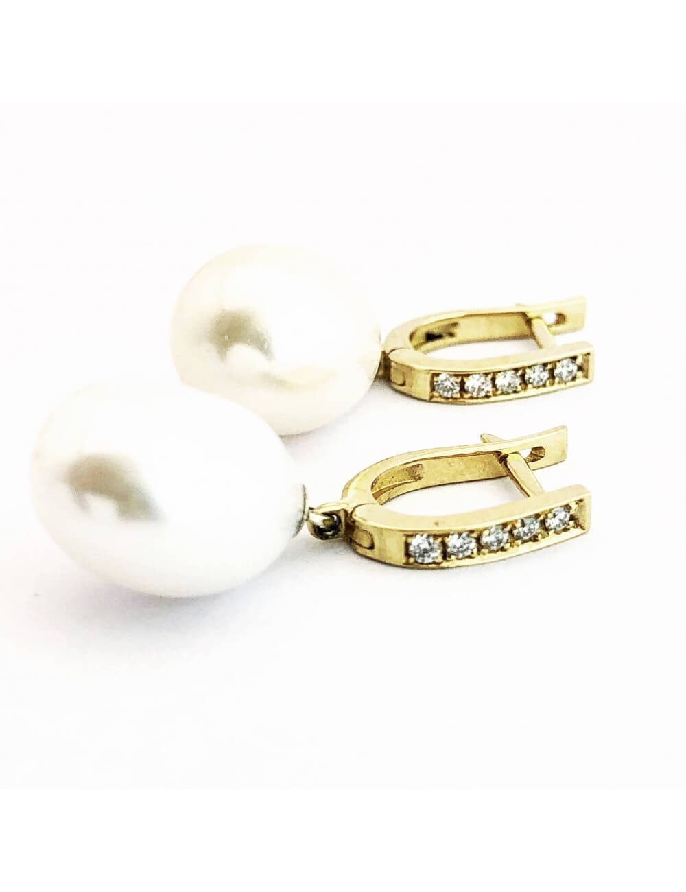 Geltono aukso auskarai su briliantais ir ovalo formos perlais