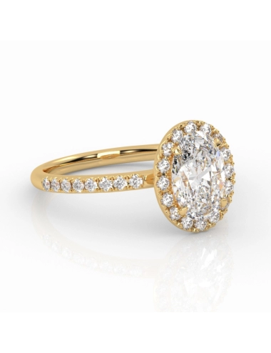 Geltono aukso žiedas su ovalo formos deimantu ir smulkiais deimantais