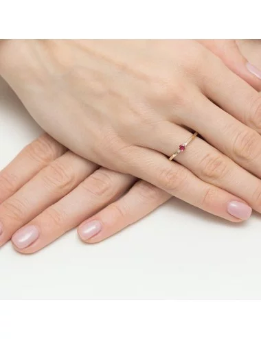 Rubino šiluma - minimalistinis balto aukso žiedas su rubinu ir deimantais