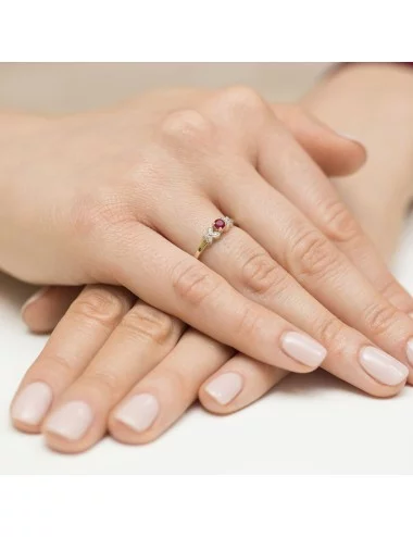 Gamtos rubinas - balto aukso žiedas su rubinu ir deimantais