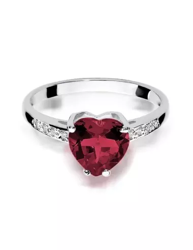 Rubininė širdelė - žiedas su širdelės formos rubinu ir deimantais
