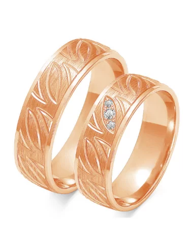 Dviejų aukso spalvų vestuviniai žiedai su lapelių raštu