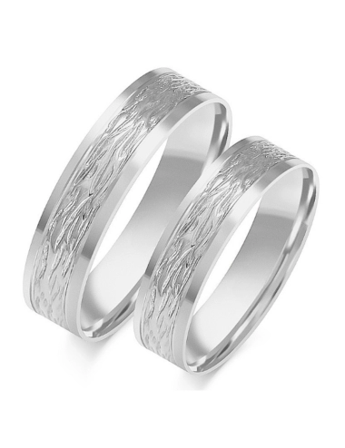 dviejų spalvų vestuviniai žiedai su gilia faktūra