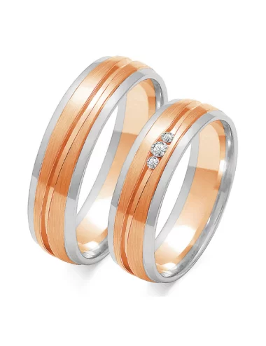 Šilkinės matinės reljefinės faktūros auksiniai vestuviniai žiedai su trim deimantais