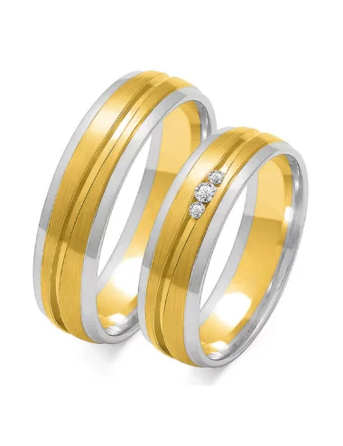 Šilkinės matinės reljefinės faktūros auksiniai vestuviniai žiedai su trim deimantais