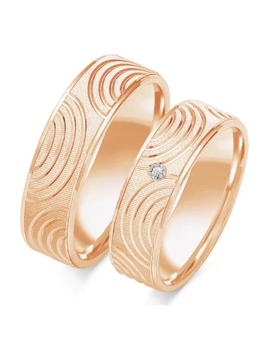 Gilios reljefinės faktūros auksiniai vestuviniai žiedai su deimantu
