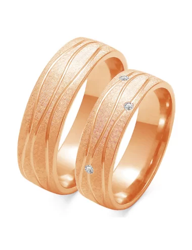 Gilios reljefinės faktūros auksiniai vestuviniai žiedai su deimantais