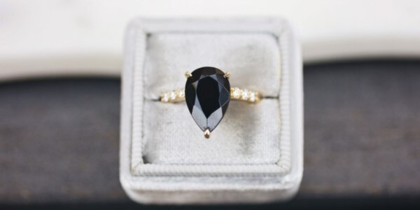 Sužadėtuvių žiedai su juodu deimantu: kodėl rinktis juos?