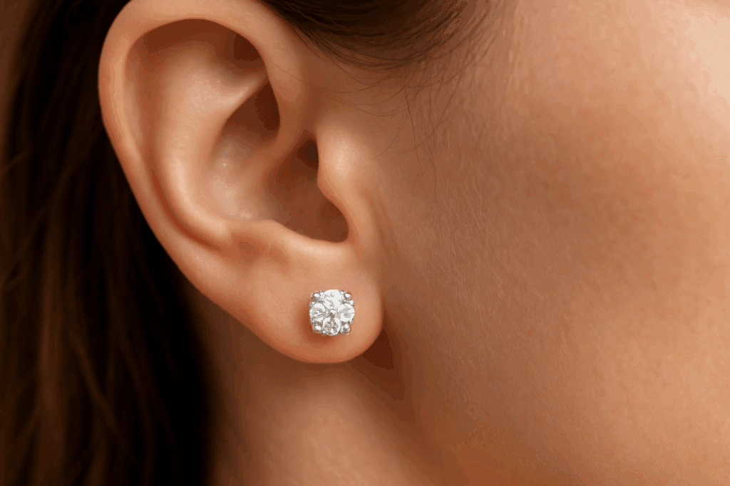 Balto aukso auskarai su deimantais, vinukoi