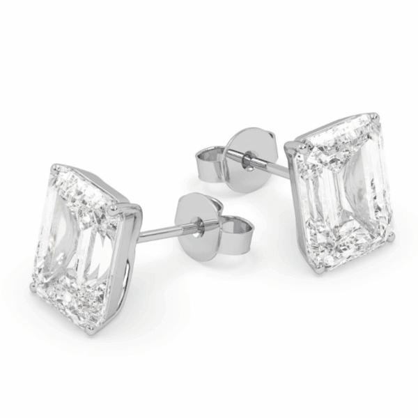 balto aukso arba platinos auskarai su stačiakampio formos emerald cut deimantu