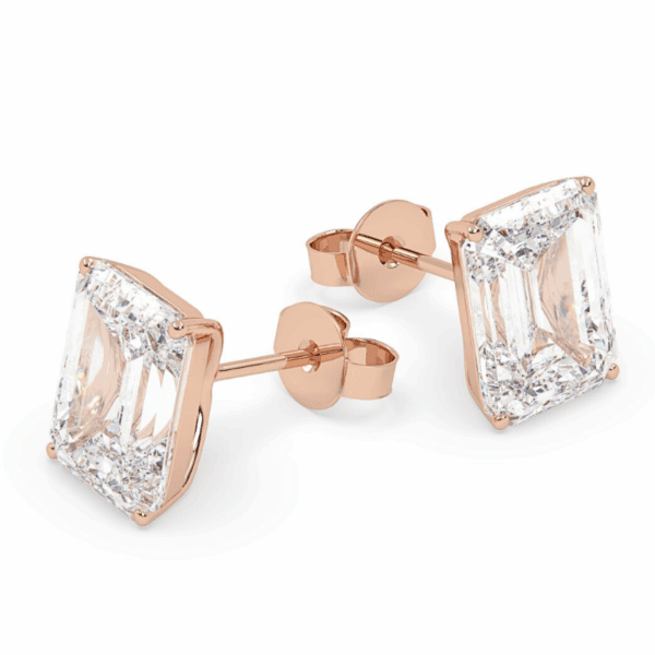 raudono aukso auskarai su stačiakampio formos emerald cut deimantu