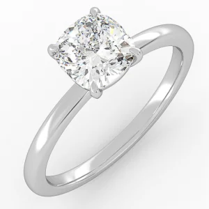 klasikinis balto aukso arba platinos sužadėtuvių žiedas su apvalios pagalvėlės formos deimantu