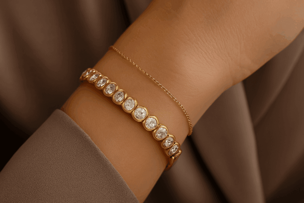 Ant moters riešo dvi aukso apyrankės su deimantais