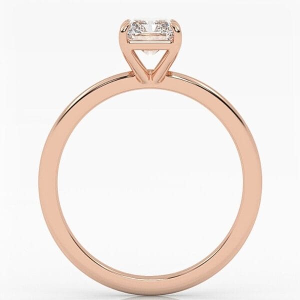 Klasikinis raudono aukso sužadėtuvių žiedas su radiant cut deimantu. Radiant cut - stačiakampio formos deimantas nukirstais kampais.