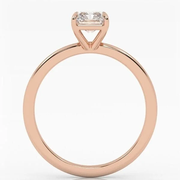 Klasikinis raudono aukso sužadėtuvių žiedas su radiant cut deimantu. Radiant cut - stačiakampio formos deimantas nukirstais kampais.