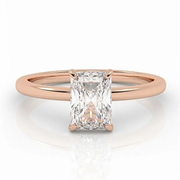 Klasikinis raudono aukso sužadėtuvių žiedas su radiant cut deimantu. Radiant cut - stačiakampio formos deimantas nukirstais kampais.