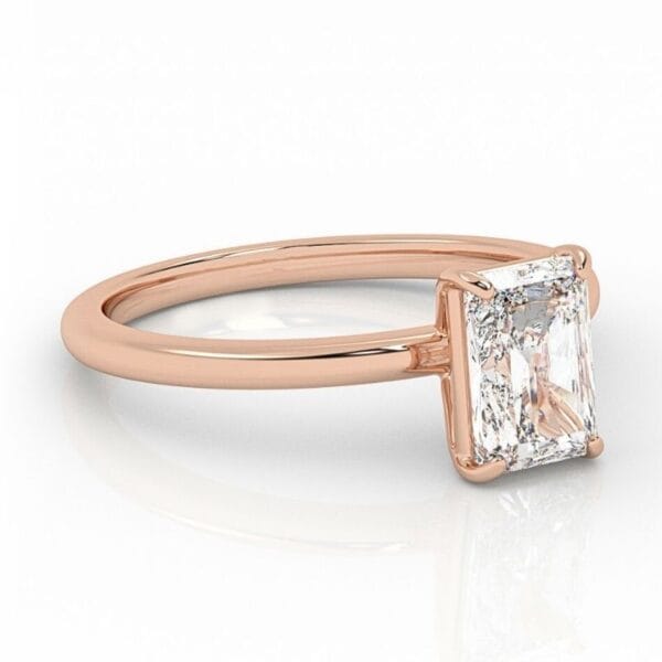 Klasikinis raudono aukso sužadėtuvių žiedas su radiant cut deimantu. Radiant cut - stačiakampio formos deimantas nukirstais kampais.