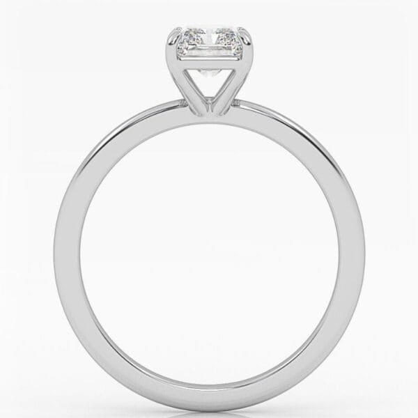 Klasikinis balto aukso sužadėtuvių žiedas su radiant cut deimantu. Radiant cut - stačiakampio formos deimantas nukirstais kampais.