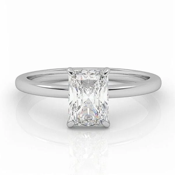 Klasikinis balto aukso sužadėtuvių žiedas su radiant cut deimantu. Radiant cut - stačiakampio formos deimantas nukirstais kampais.