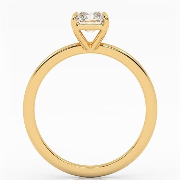 Klasikinis geltono aukso sužadėtuvių žiedas su radiant cut deimantu. Radiant cut - stačiakampio formos deimantas nukirstais kampais.