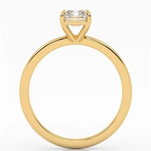 Klasikinis geltono aukso sužadėtuvių žiedas su radiant cut deimantu. Radiant cut - stačiakampio formos deimantas nukirstais kampais.