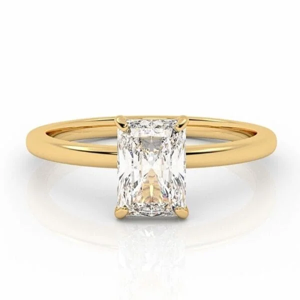 Klasikinis geltono aukso sužadėtuvių žiedas su radiant cut deimantu. Radiant cut - stačiakampio formos deimantas nukirstais kampais.