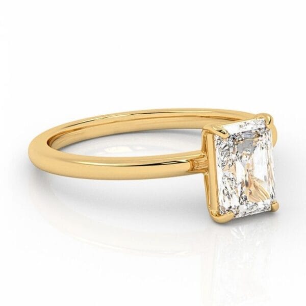 Klasikinis geltono aukso sužadėtuvių žiedas su radiant cut deimantu. Radiant cut - stačiakampio formos deimantas nukirstais kampais.