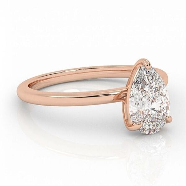 klasikinis raudono aukso sužadėtuvių žiedas su lašo formos deimantu