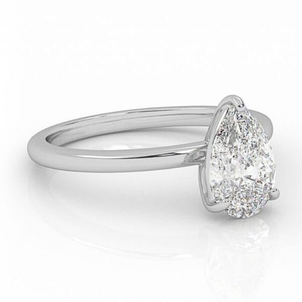 klasikinis balto aukso sužadėtuvių žiedas su lašo formos deimantu