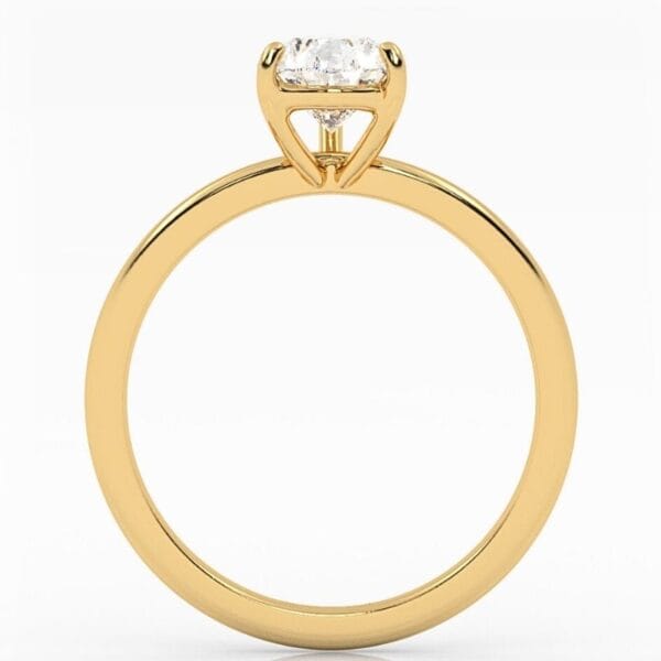 klasikinis geltono aukso sužadėtuvių žiedas su lašo formos deimantu