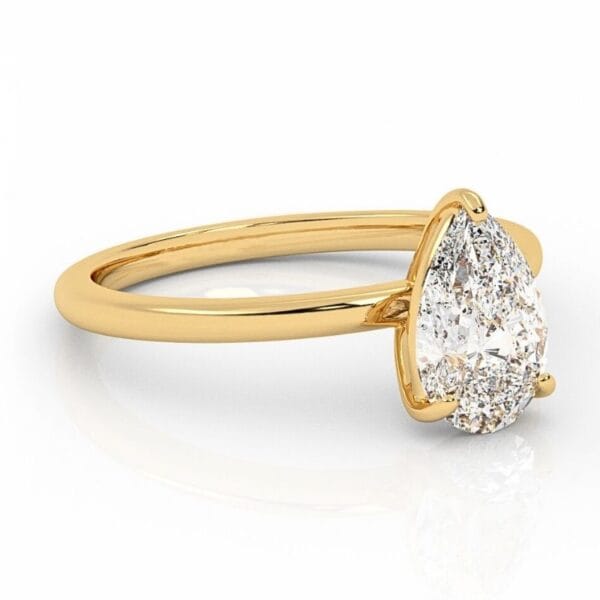 klasikinis geltono aukso sužadėtuvių žiedas su lašo formos deimantu