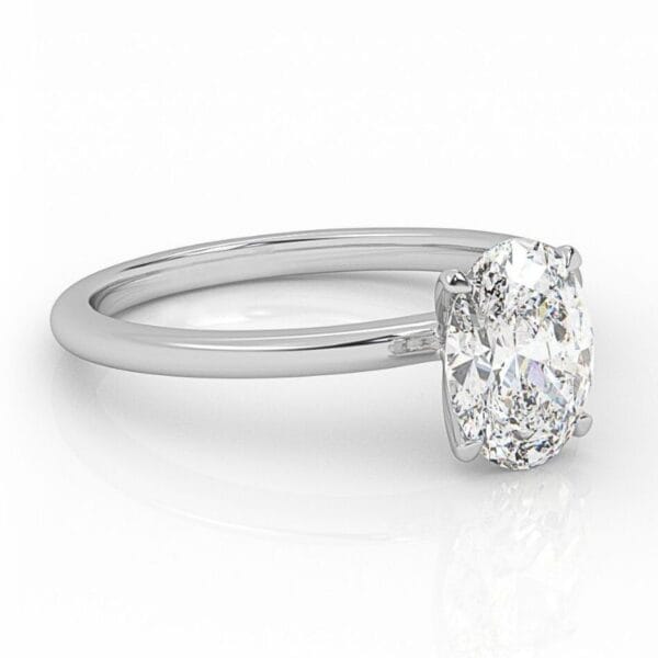 klasikinis balto aukso arba platinos sužadėtuvių žiedas su ovalo formos deimantu