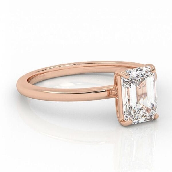 klasikinis raudono aukso sužadėtuvių žiedas su stačiakampio formos deimantu