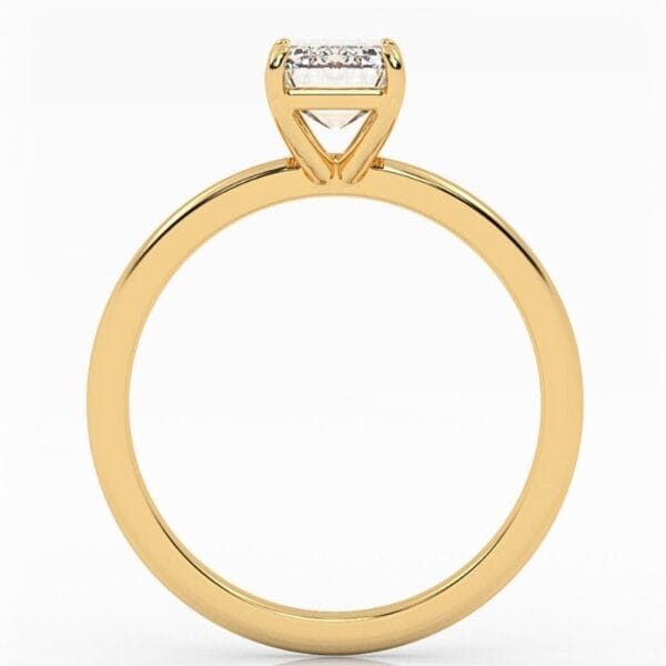 klasikinis geltono aukso sužadėtuvių žiedas su stačiakampio formos deimantu