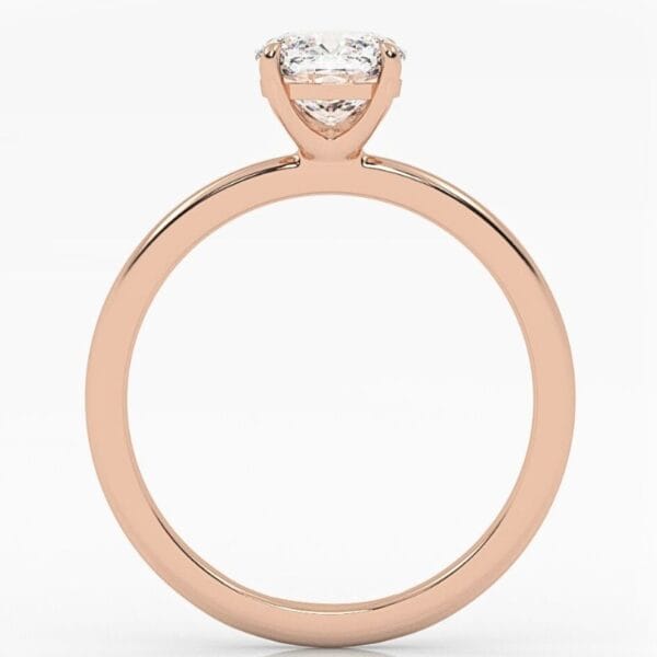 klasikinis raudono aukso sužadėtuvių žiedas su apvalios pagalvėlės formos deimantu