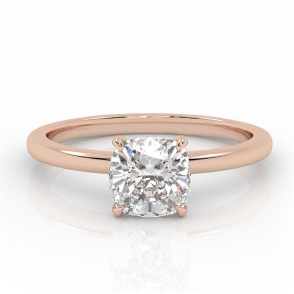 klasikinis raudono aukso sužadėtuvių žiedas su apvalios pagalvėlės formos deimantu