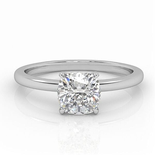 klasikinis balto aukso arba platinos sužadėtuvių žiedas su apvalios pagalvėlės formos deimantu