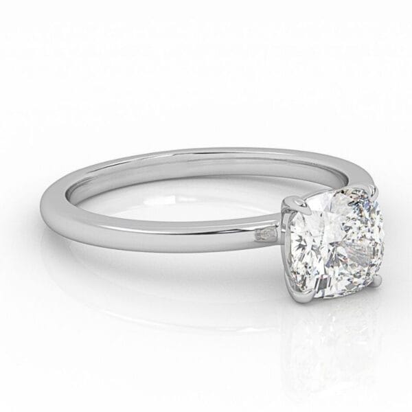 klasikinis balto aukso arba platinos sužadėtuvių žiedas su apvalios pagalvėlės formos deimantu