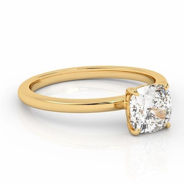 klasikinis geltono aukso sužadėtuvių žiedas su apvalios pagalvėlės formos deimantu