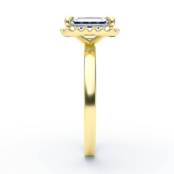 Klasikinis sužadėtuvių žiedas su deimantu ir halo juostele iš geltono aukso - emerald cut