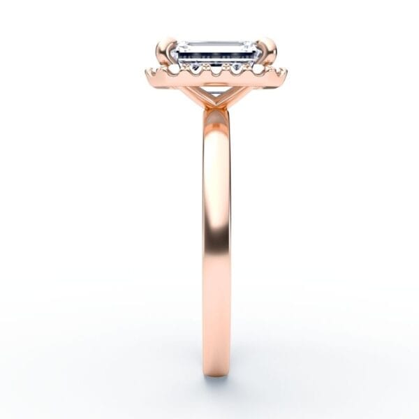 Klasikinis sužadėtuvių žiedas su deimantu ir halo juostele iš raudono aukso - emerald cut