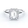 Klasikinis sužadėtuvių žiedas su deimantu ir halo juostele iš balto aukso arba platinos - emerald cut