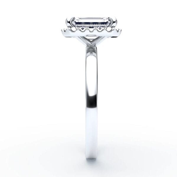 Klasikinis sužadėtuvių žiedas su deimantu ir halo juostele iš balto aukso arba platinos - emerald cut