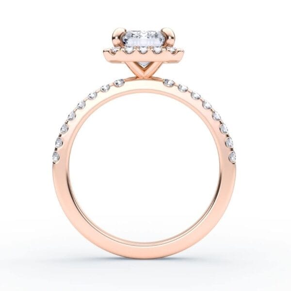 Modernus sužadėtuvių žiedas su deimantais ir halo juostele iš raudono aukso - emerald cut