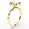 Modernus sužadėtuvių žiedas su deimantais ir halo juostele iš geltono aukso - emerald cut