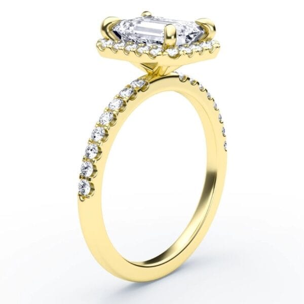 Modernus sužadėtuvių žiedas su deimantais ir halo juostele iš geltono aukso - emerald cut