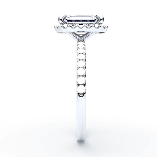 Modernus sužadėtuvių žiedas su deimantais ir halo juostele iš balto aukso arba platinos - emerald cut