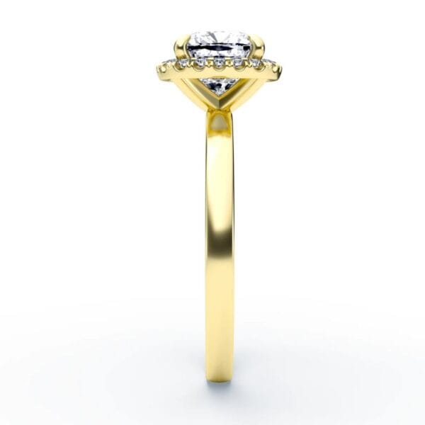 Klasikinis sužadėtuvių žiedas su deimantu ir halo juostele iš geltono aukso - cushion cut