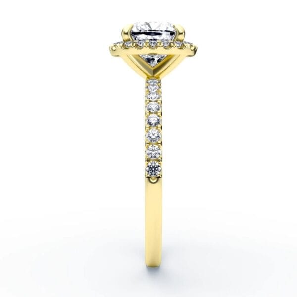 Modernus sužadėtuvių žiedas su deimantais ir halo juostele iš geltono aukso - cushion cut