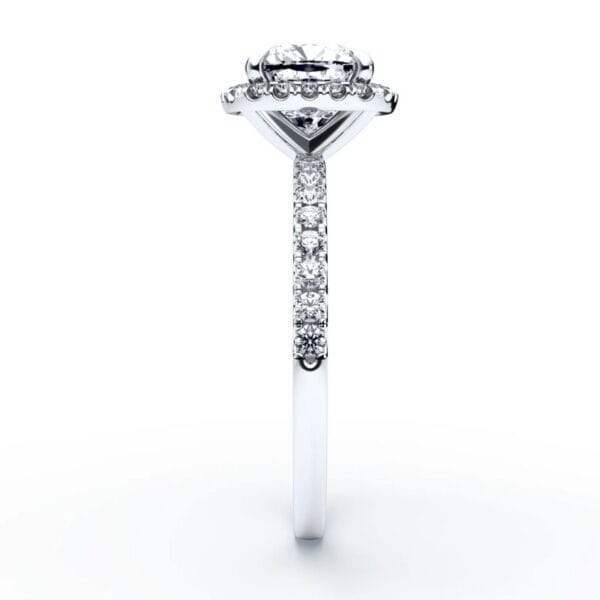 Modernus sužadėtuvių žiedas su deimantais ir halo juostele iš balto aukso arba platinos - cushion cut